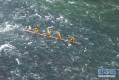 福建宁德：“独木冲浪”秀绝技